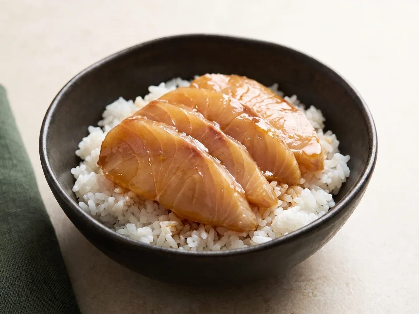 Illustration of Ryukyu-don (Okinawan Marinated Fish Rice Bowl)